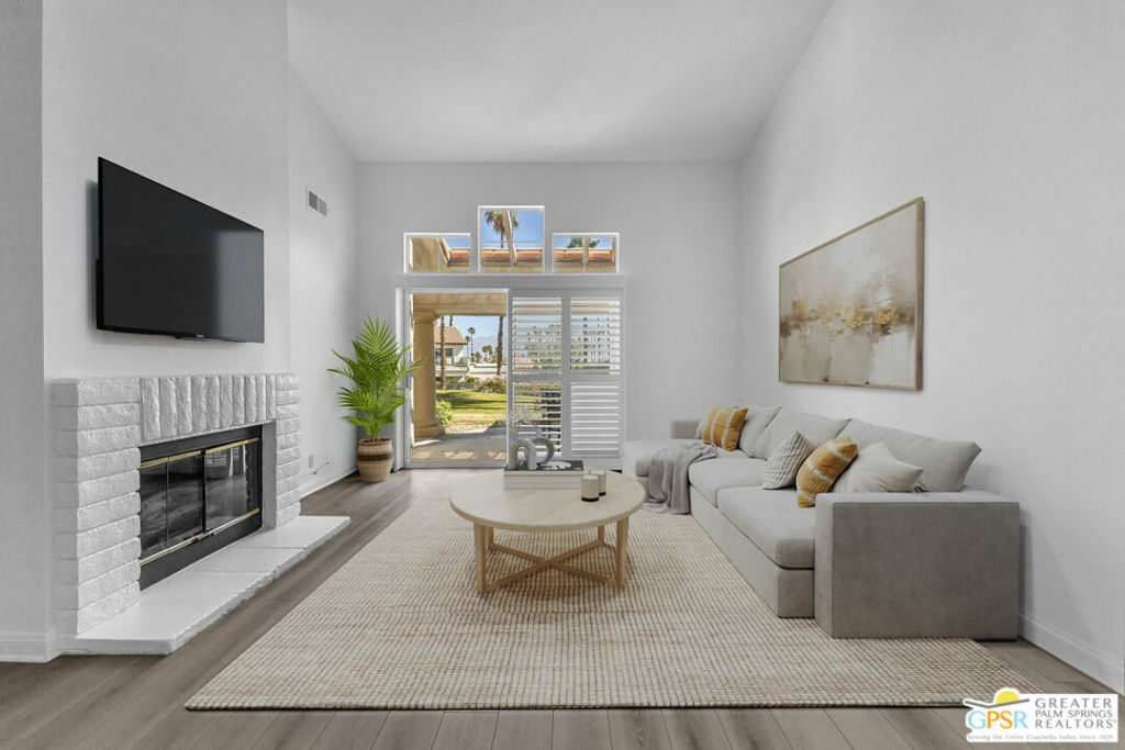 Property Photo: 140 Villa Court CA 92211