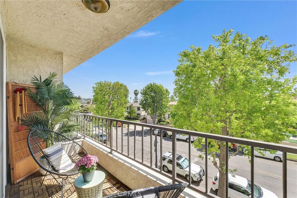 Property Photo:  2131 E 1st Street 201  CA 90803 