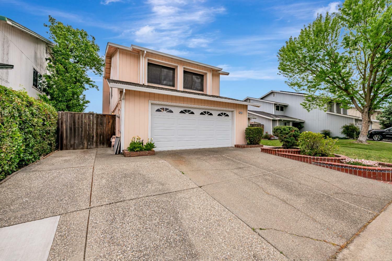 Property Photo: 8863 Liscarney Way CA 95828