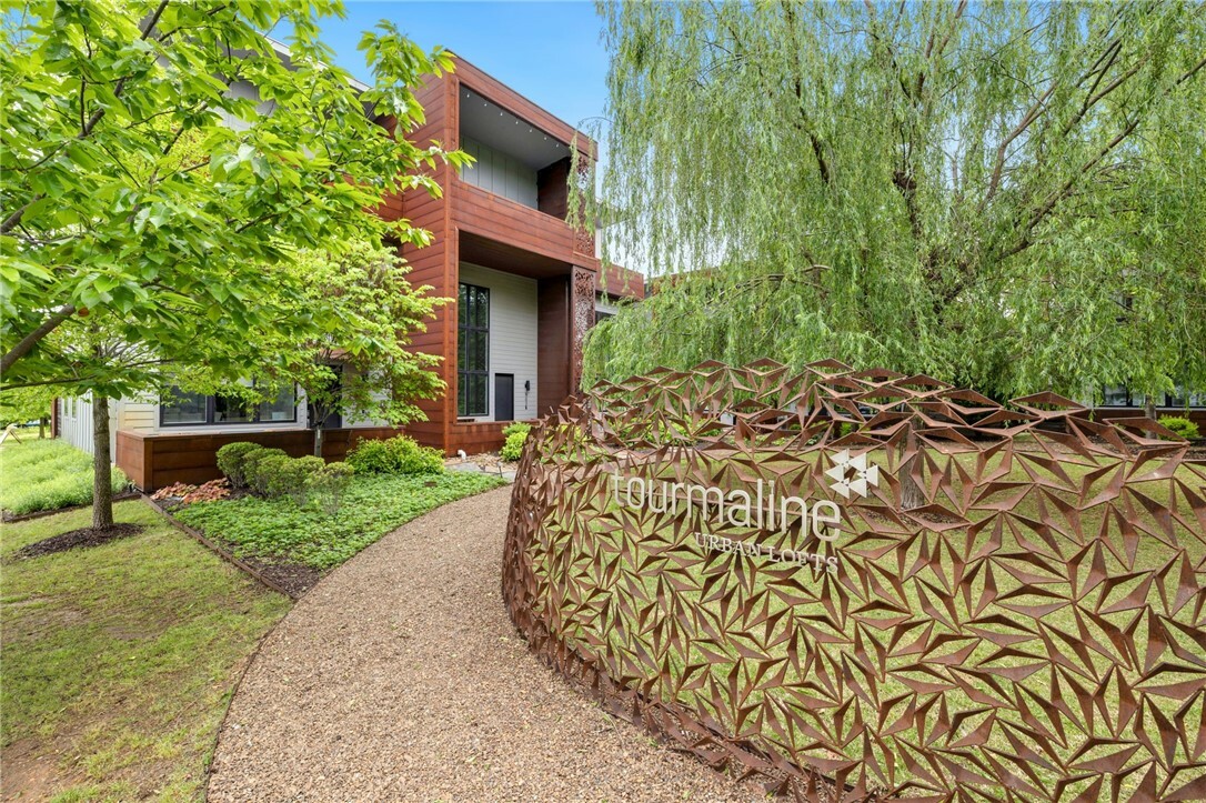 Property Photo: 502 SE Tourmaline Mews AR 72712