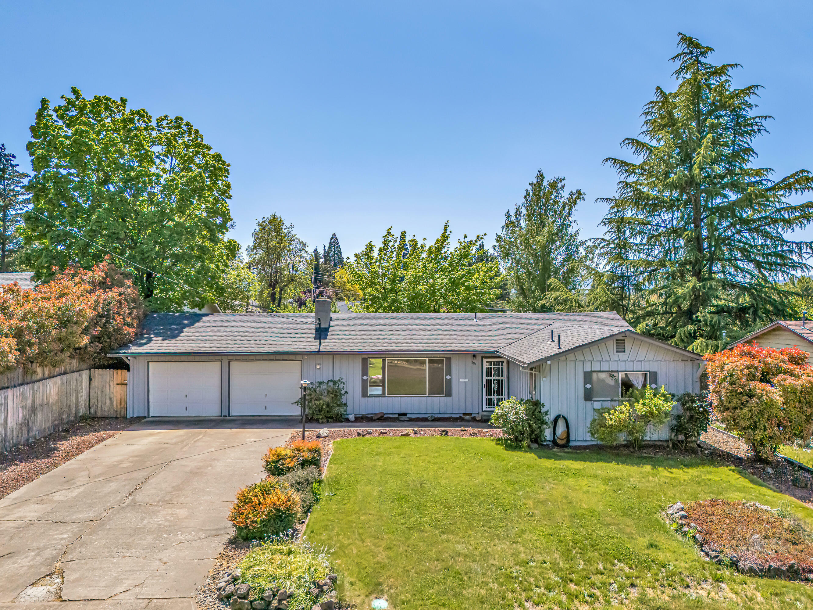 Property Photo: 204 Princess Way OR 97502