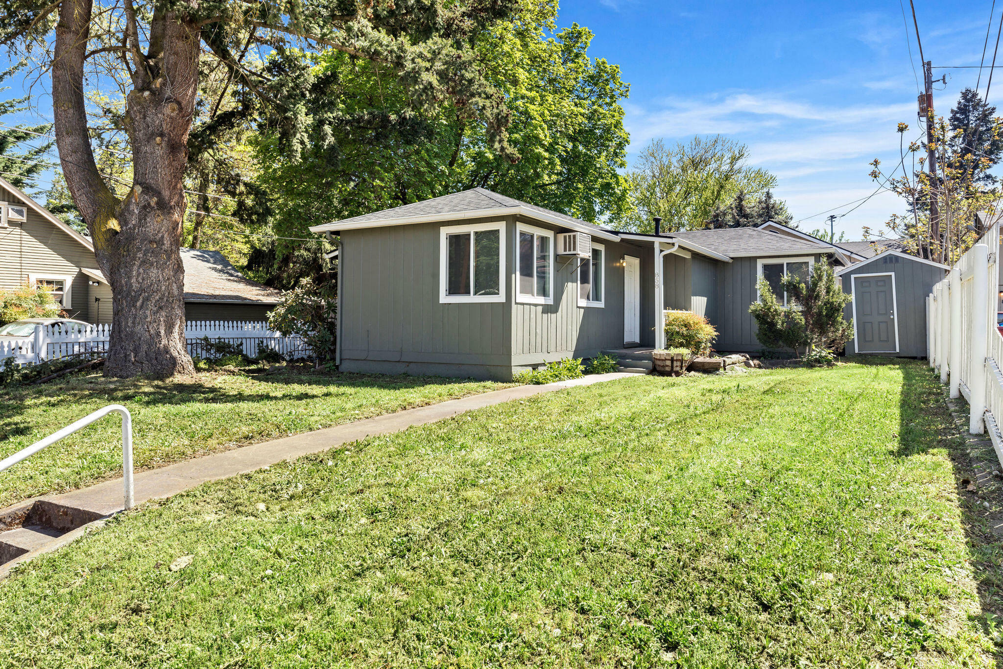 Property Photo: 858 E 9th Street OR 97504