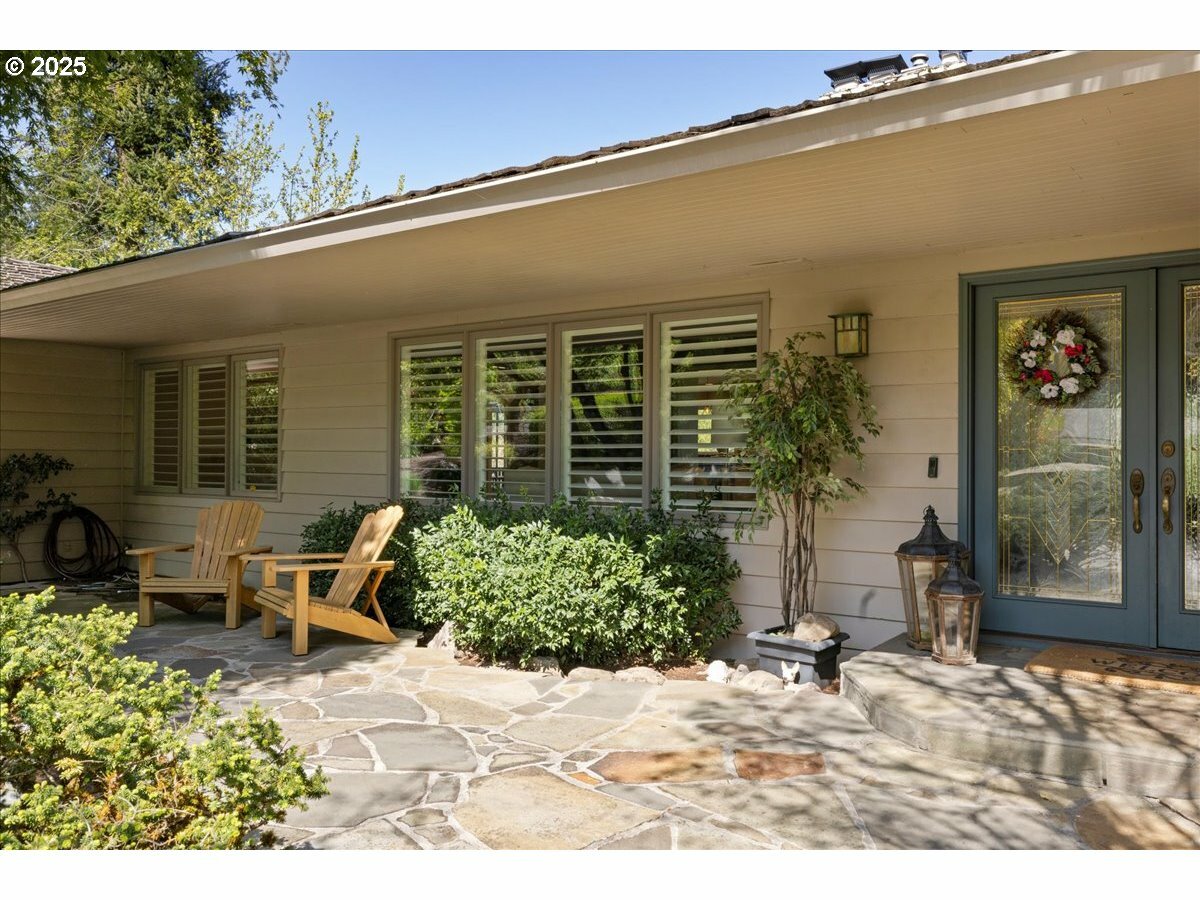 Property Photo: 18042 Skyland Cir OR 97034