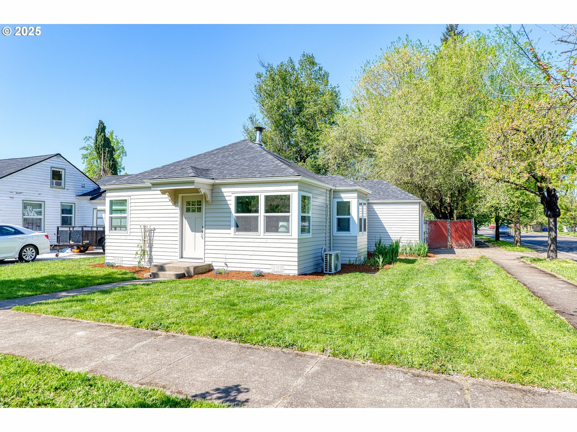 Property Photo:  2495 Myrtle Ave NE  OR 97301 