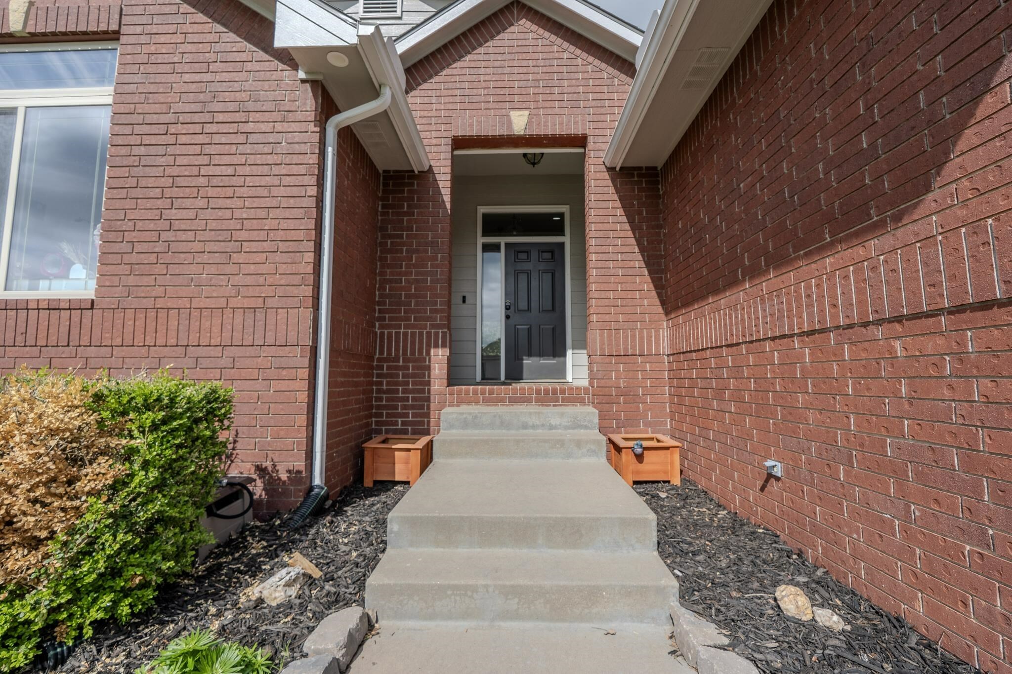 Property Photo: 1321 S Ravenwood Ct KS 67037