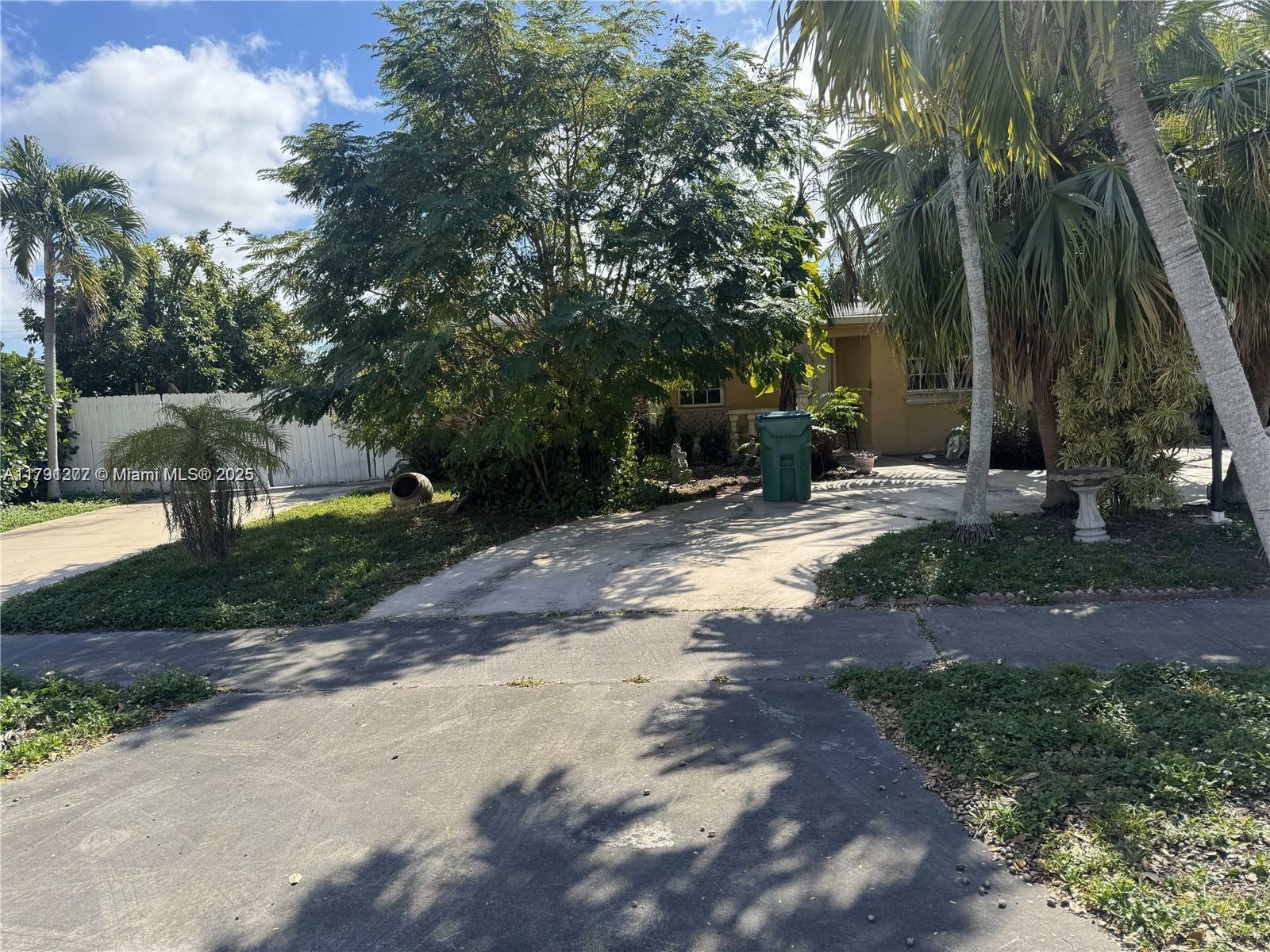 11462 SW 42nd St  Miami FL 33165 photo