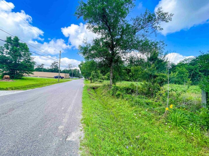 Property Photo: 785 E Bolivar St TX 77662