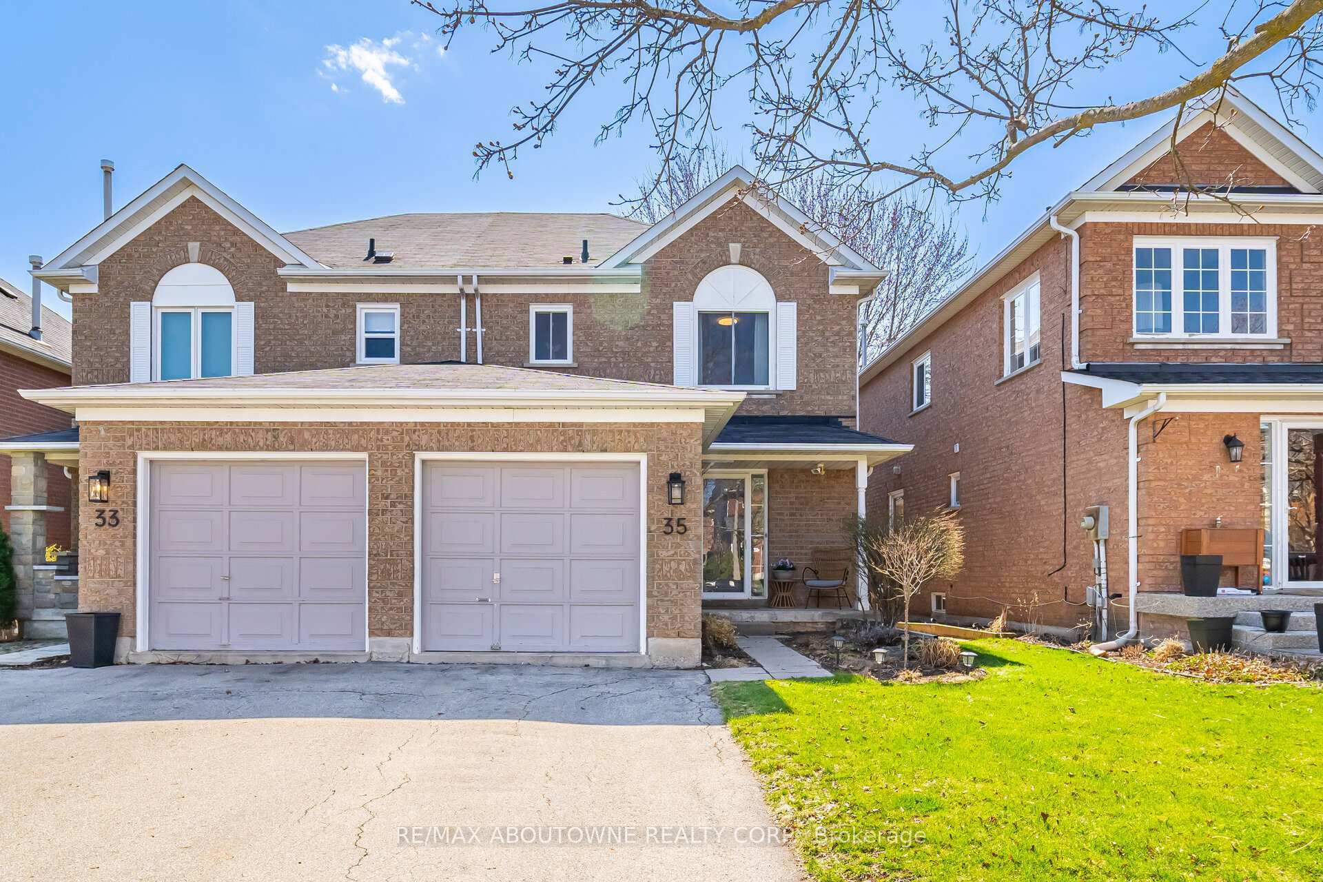 Property Photo: 35 Harnesworth Crescent ON L0R 2H6