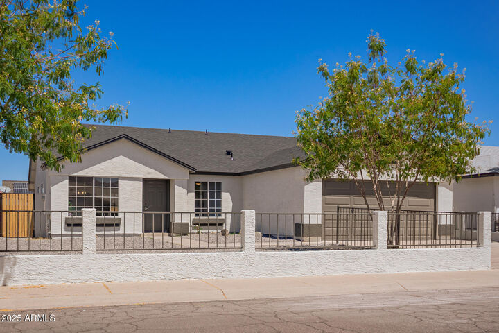 Property Photo: 1408 E Carson Road AZ 85042
