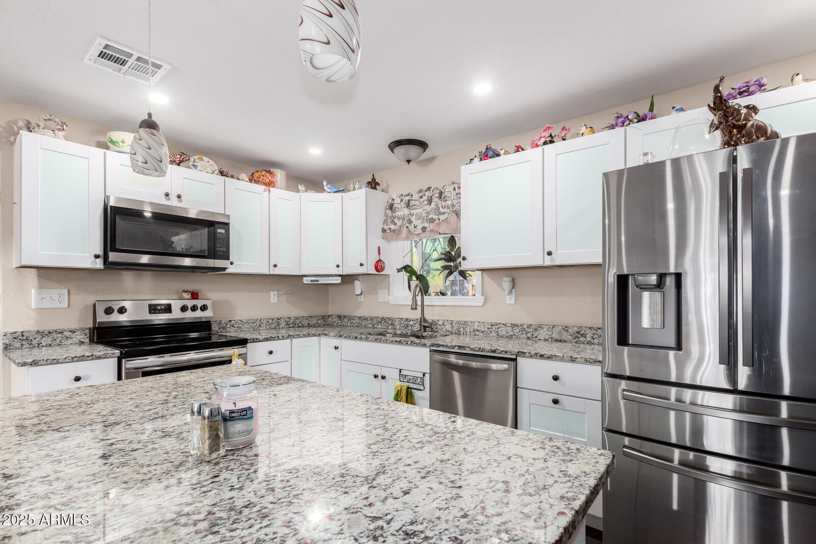 Property Photo: 930 E Friar Avenue AZ 85119