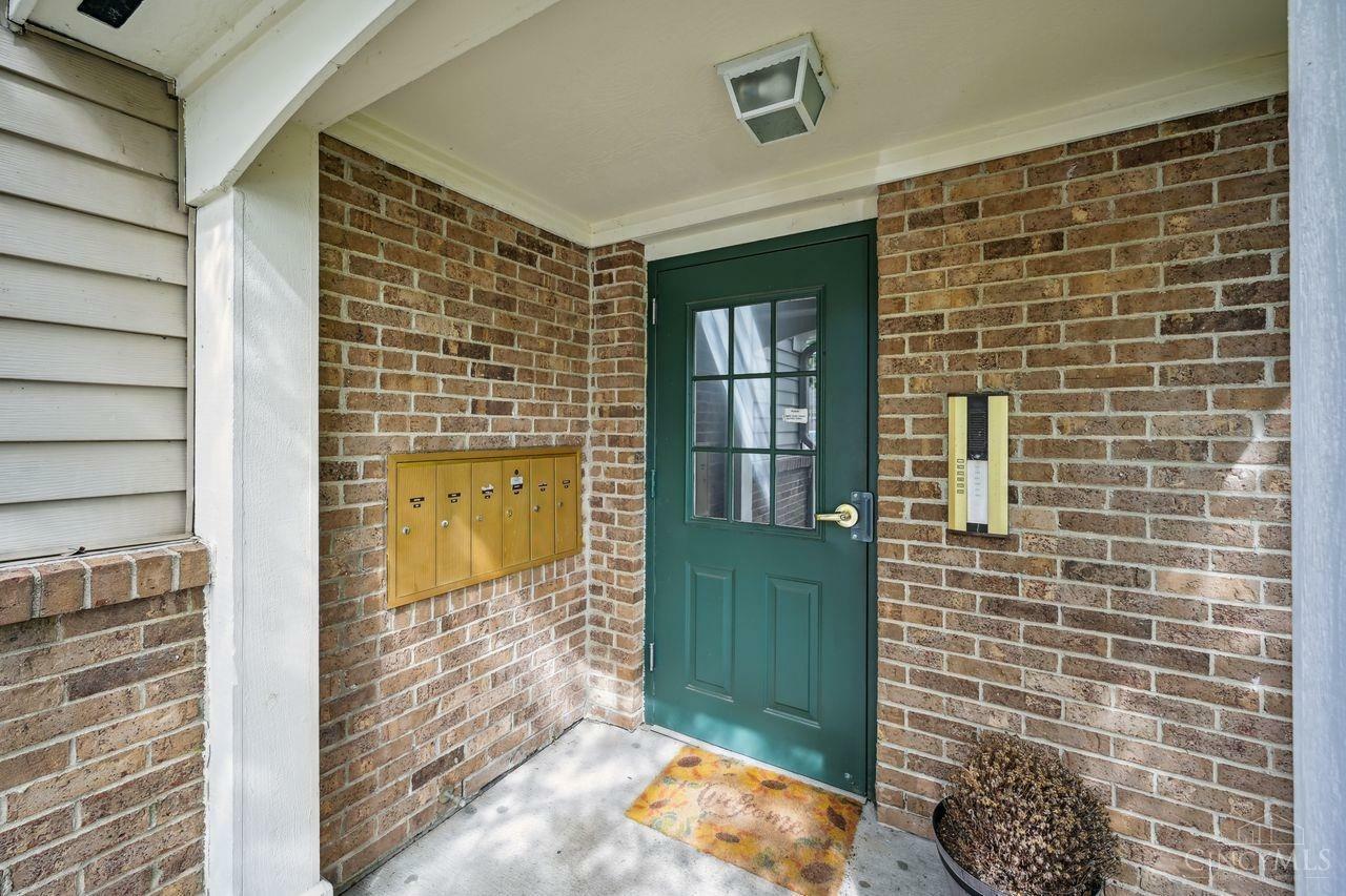 Property Photo: 722 Castlegate Lane OH 45231