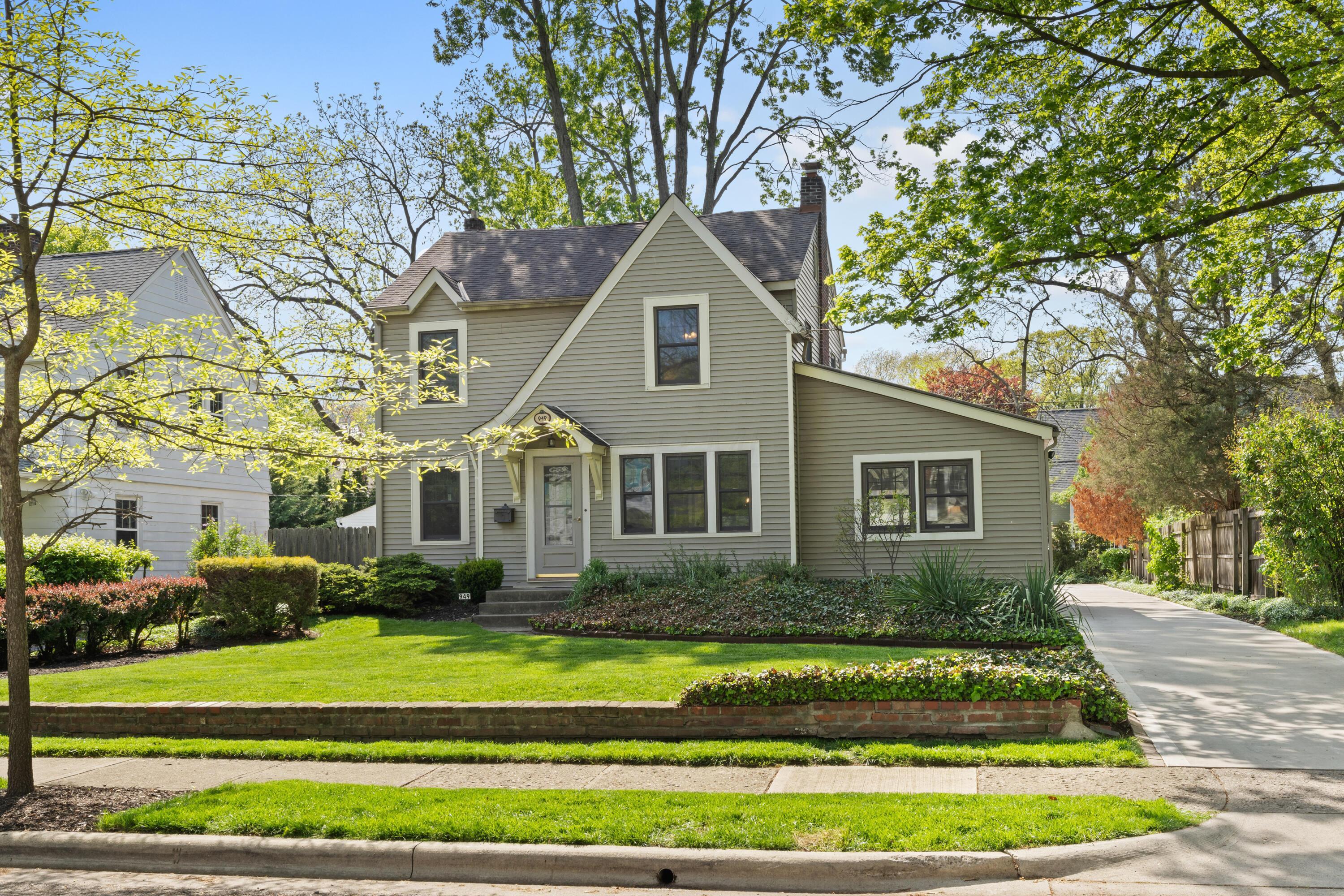 Property Photo: 949 S Cassingham Road OH 43209
