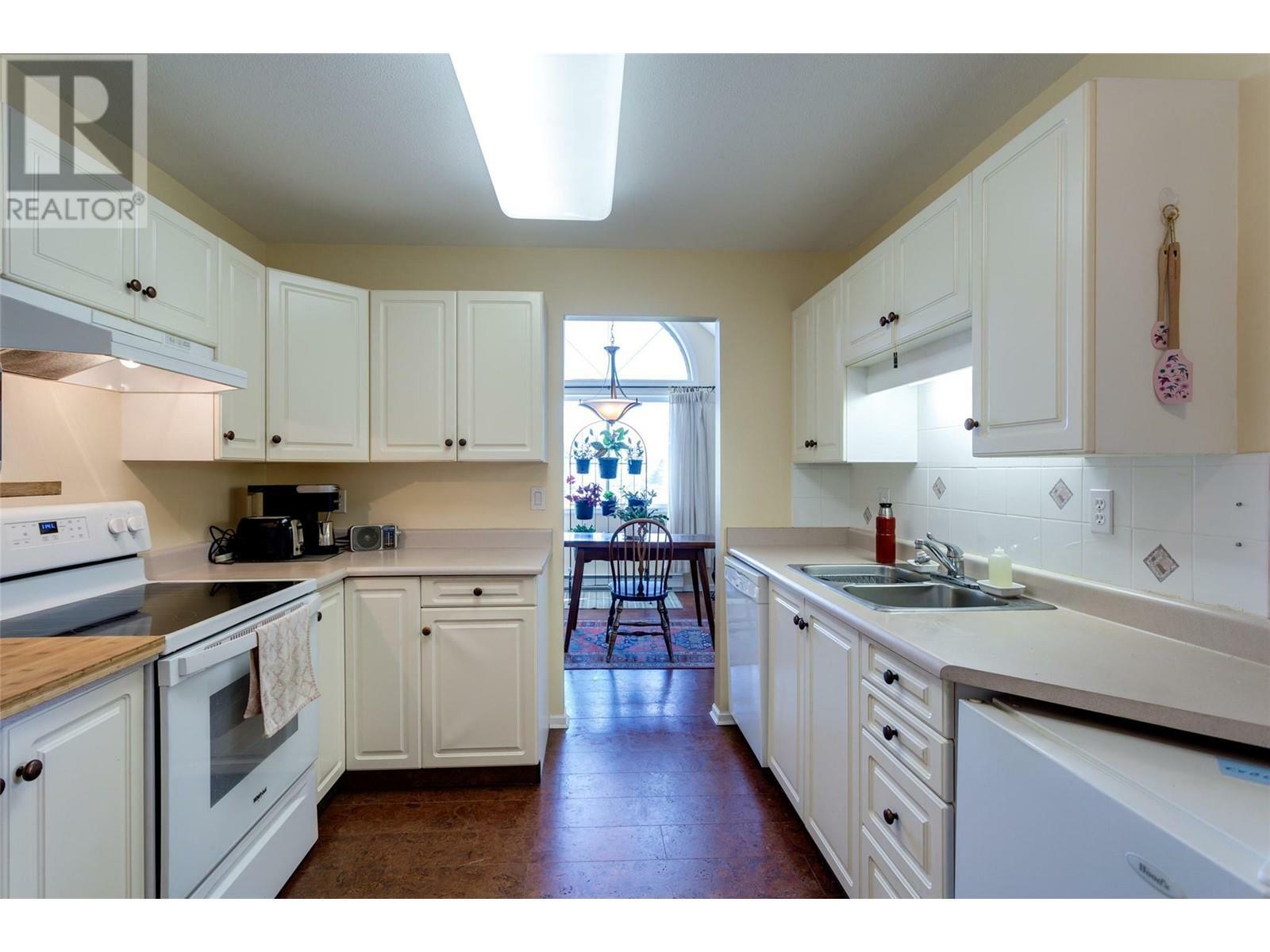 Property Photo:  980 Glenwood Avenue 302  BC V1Y 9P2 