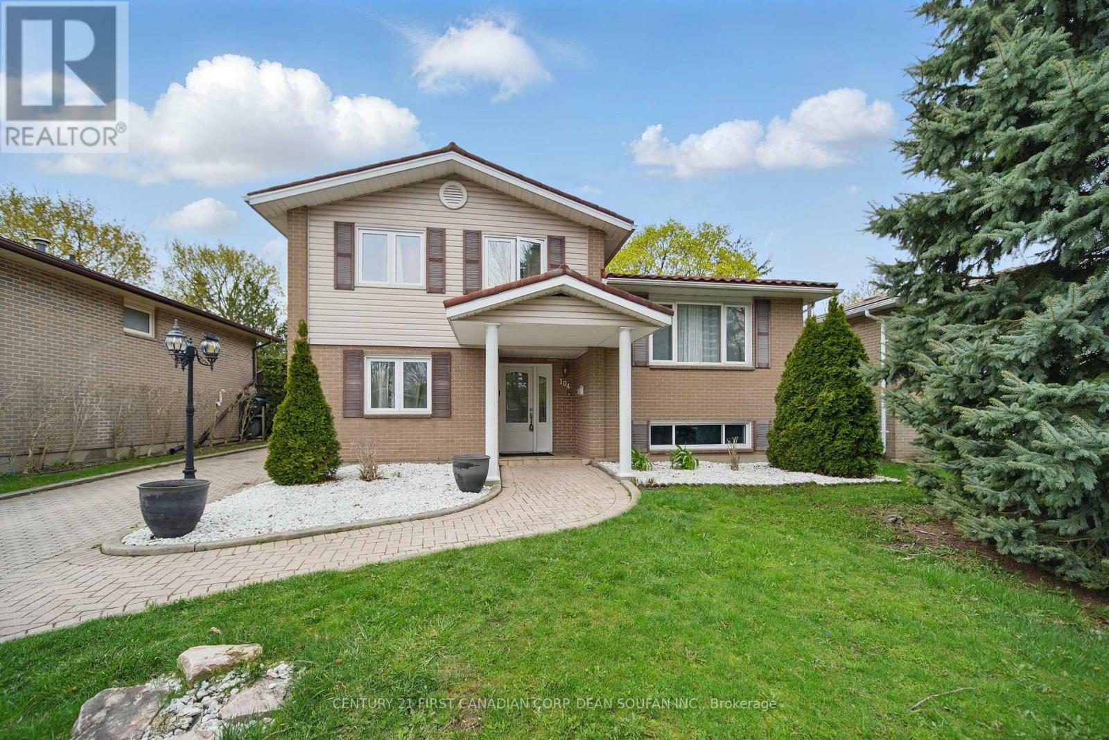Photo de la propriété: 104 Antrim Crescent ON N6E 1G8