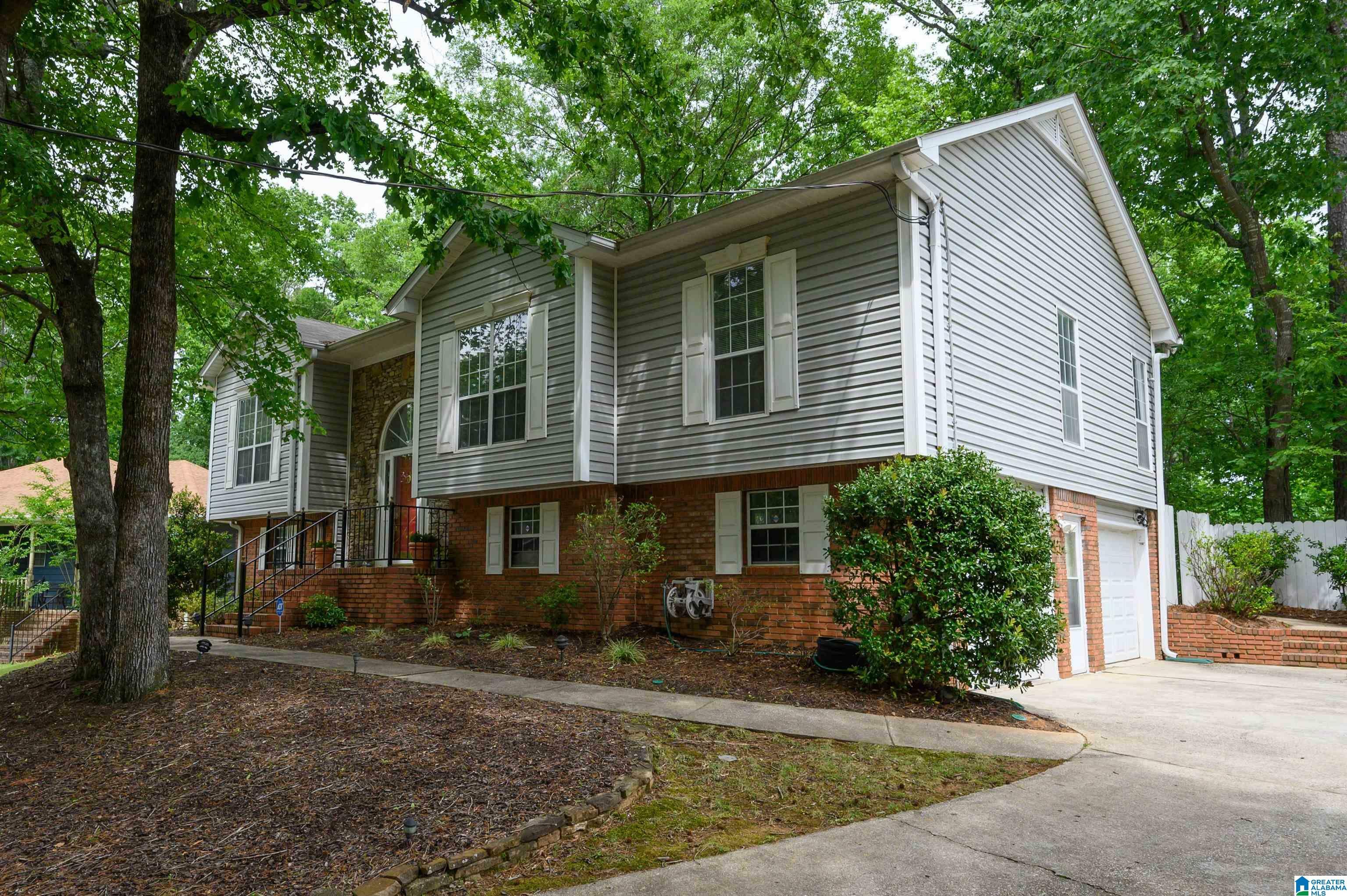 Property Photo: 1720 Fieldstone Circle AL 35080