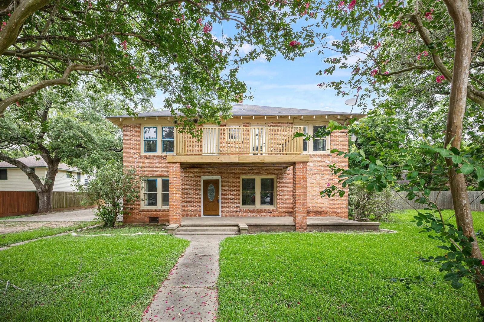 Property Photo: 212 W Alabama Street TX 77488