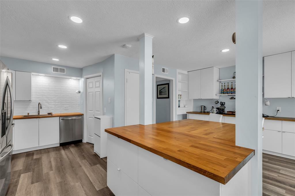Property Photo: 386 N Post Oak Lane TX 77024