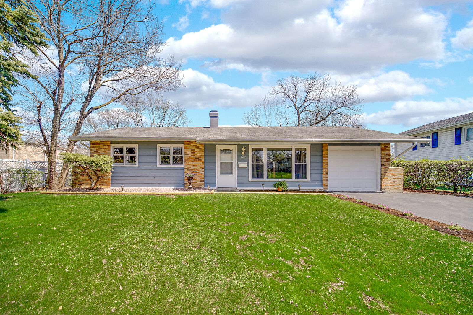 Property Photo:  1595 Highland Boulevard  IL 60169 