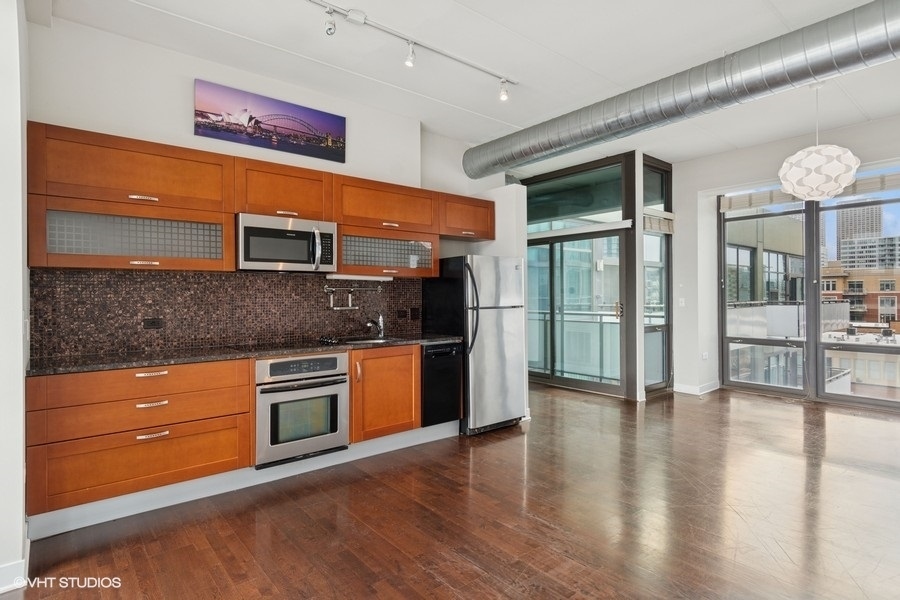 Property Photo: 660 W Wayman Street 701 IL 60661