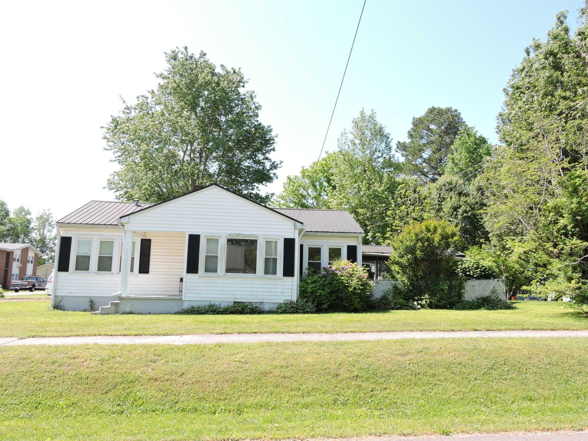 Property Photo: 416 E Harp St TN 37355