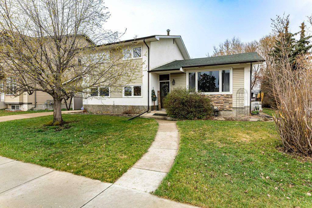 5436 53 Avenue  Lacombe AB T4L 1L4 photo