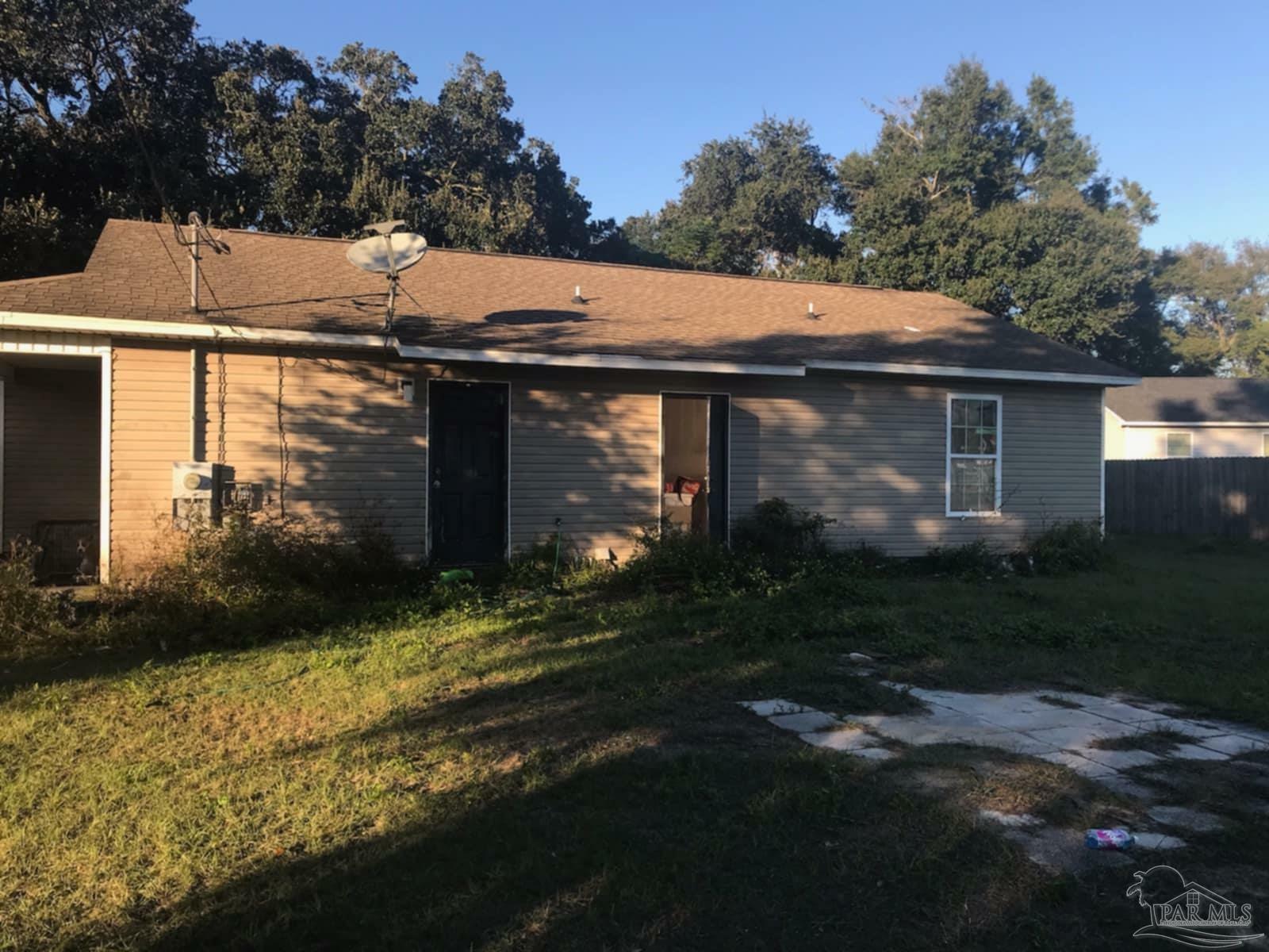 Property Photo: 2208 Oakwood Ave FL 32505