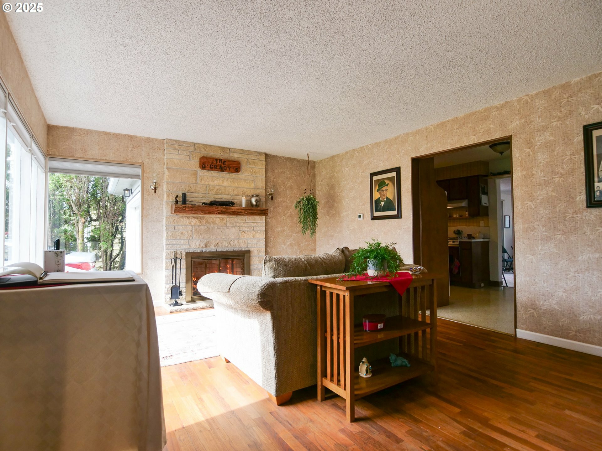 Property Photo: 580 E Berkeley St OR 97027