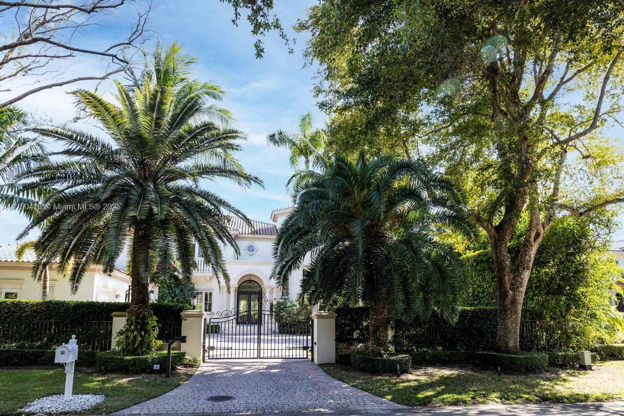 Property Photo:  