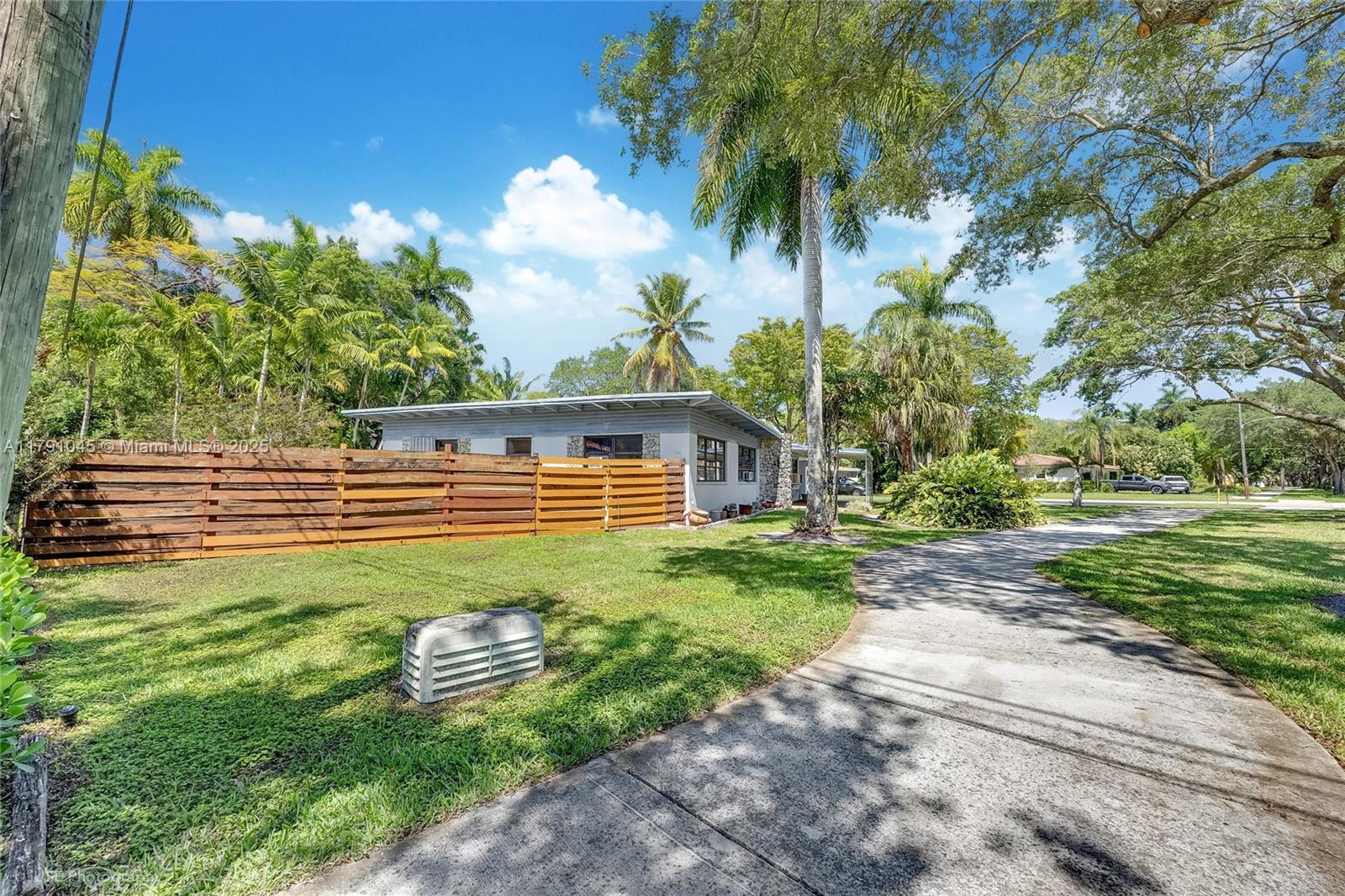 Property Photo: 801 Orchid Dr FL 33317