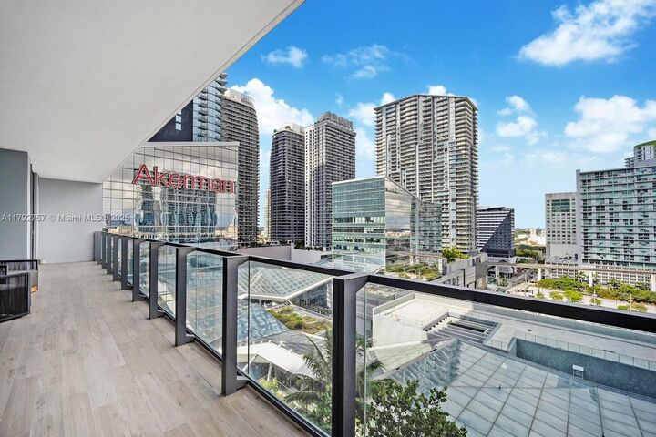 Property Photo: 68 SE 6th St 1204 FL 33131