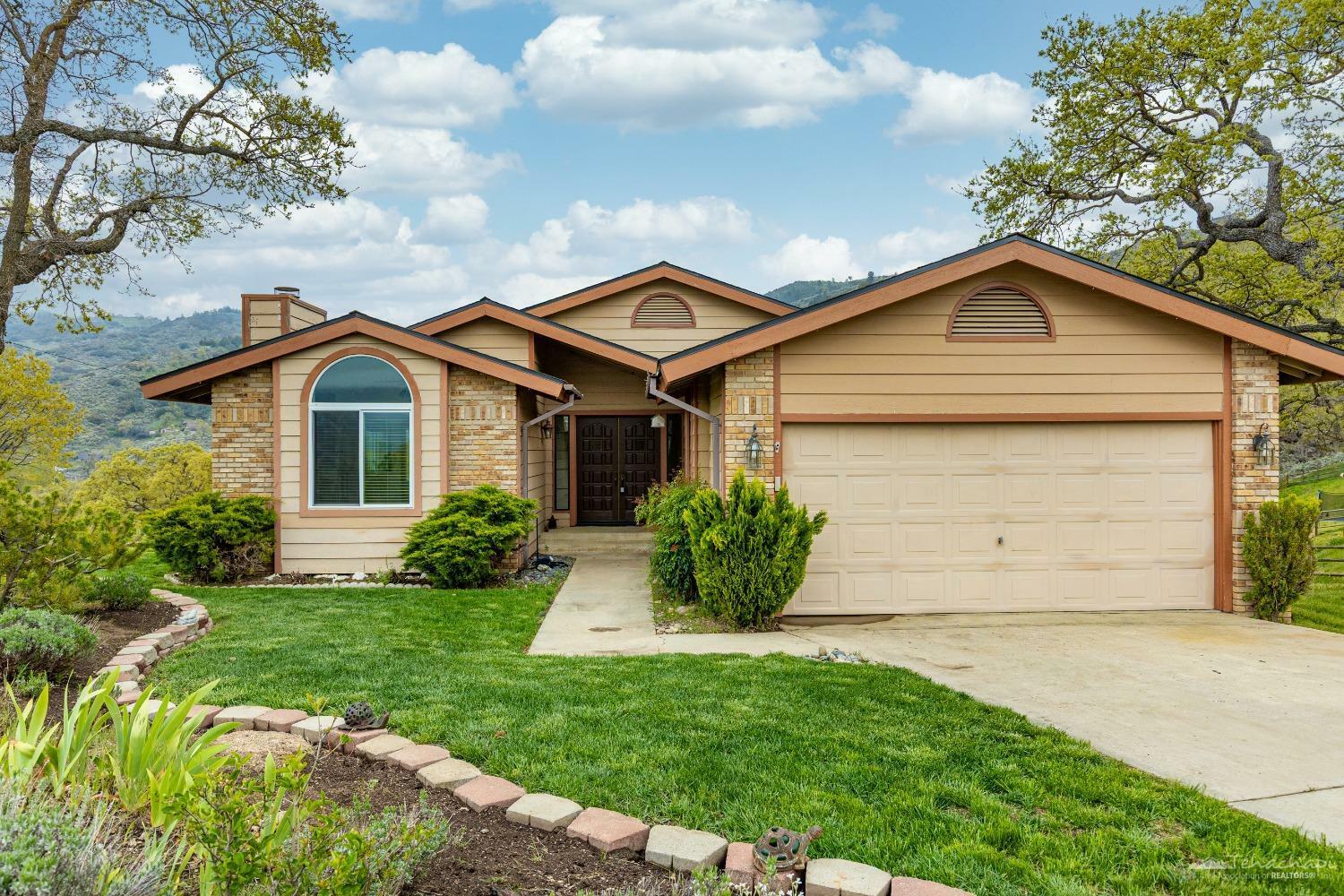 Property Photo: 30350 Fox Ridge Court CA 93561