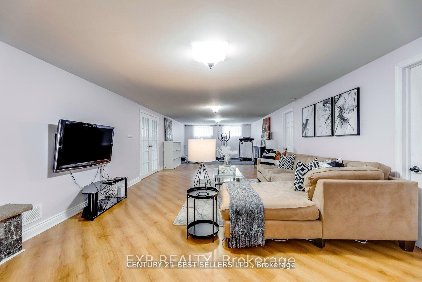 Property Photo: 12 Bowshelm Court ON L5N 1K1