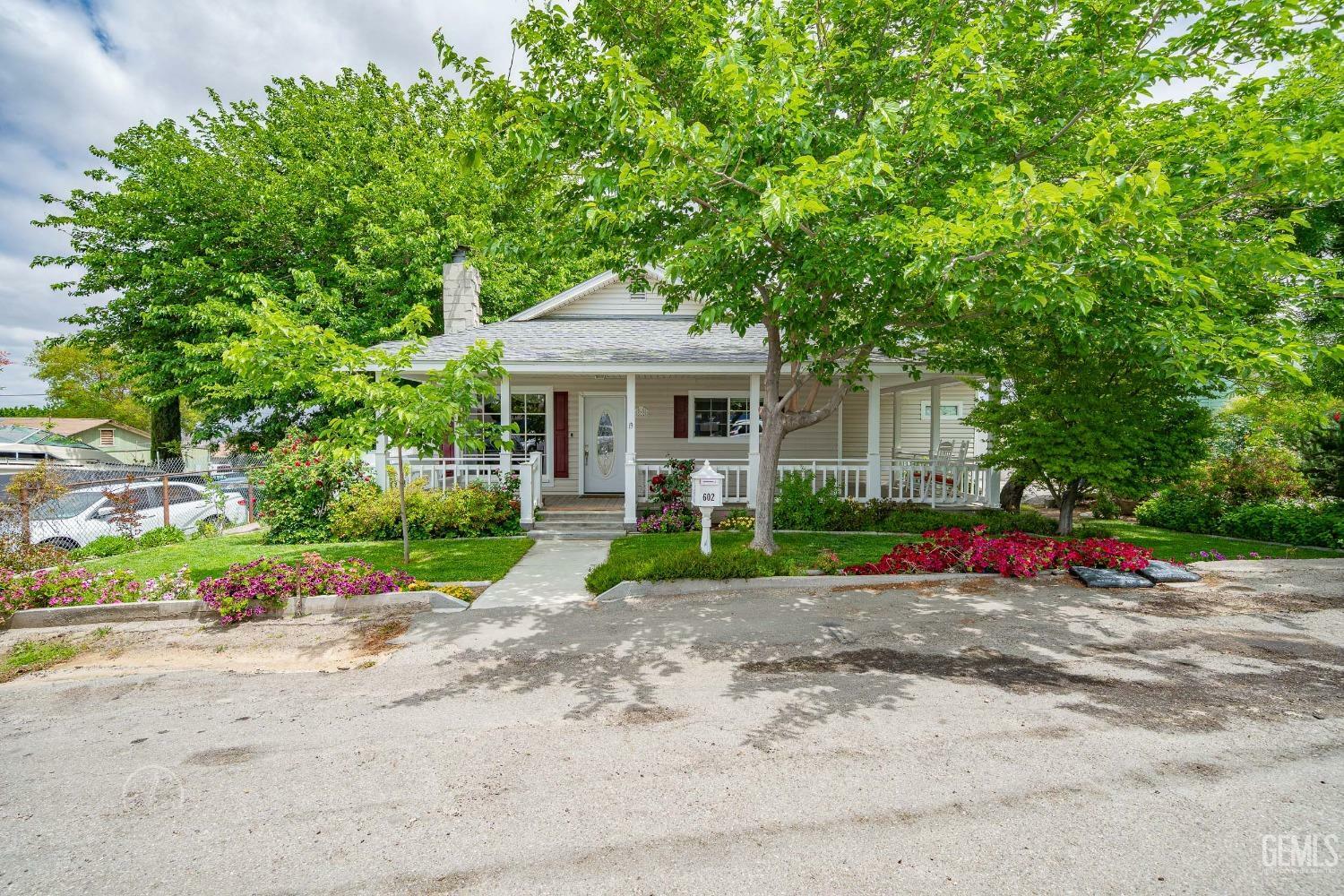Property Photo: 602 Rose Avenue CA 93268