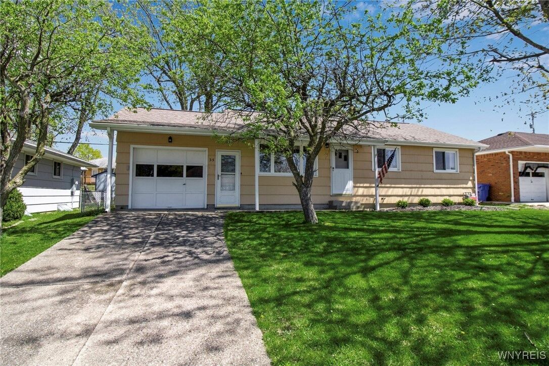 Property Photo:  35 Larkwood Road  NY 14224 