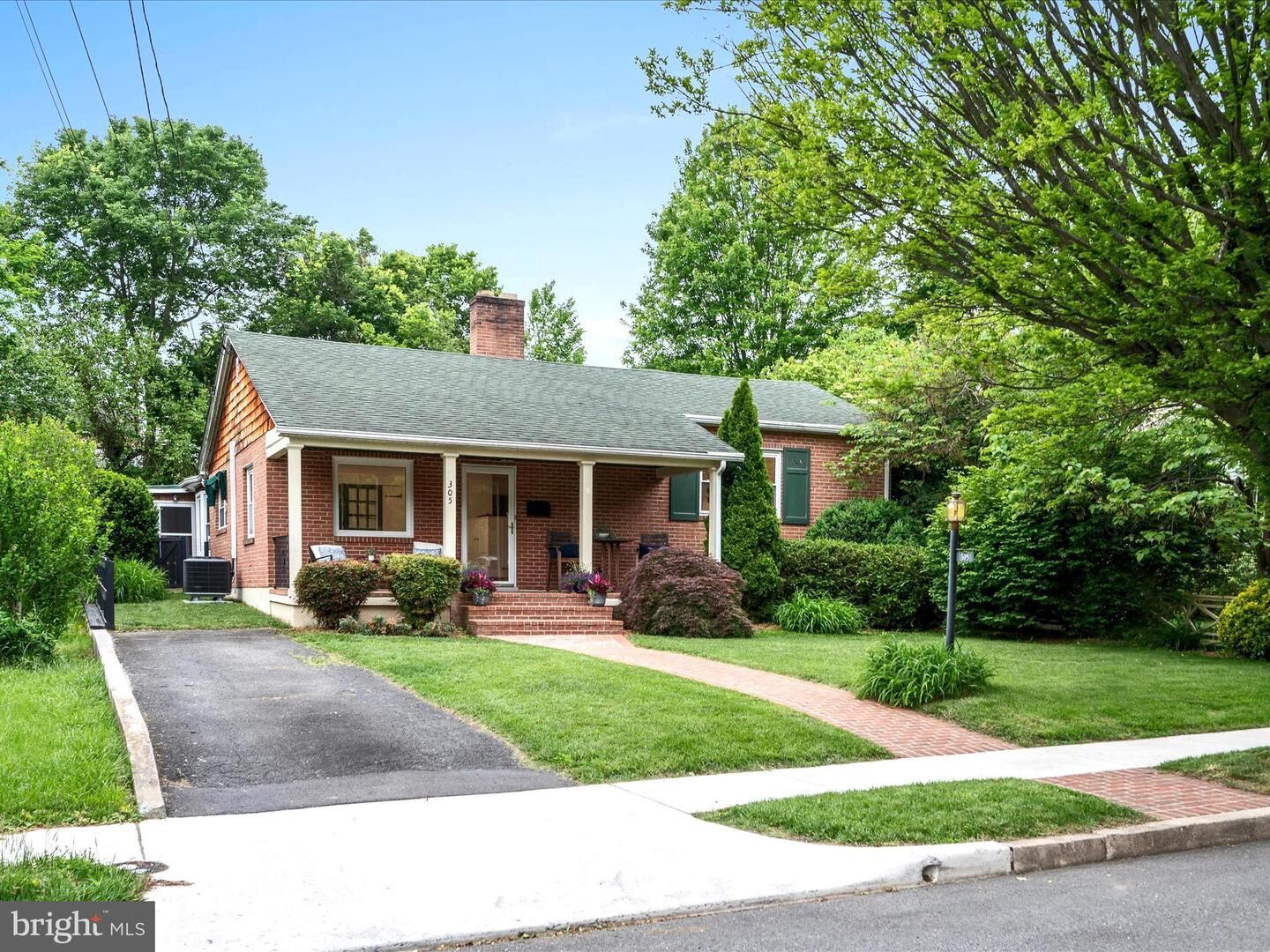 Property Photo: 305 W Whitlock Avenue VA 22601