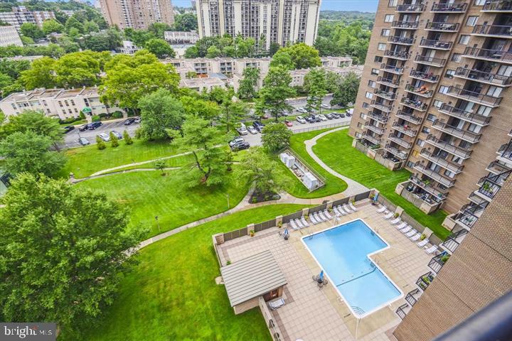 Property Photo: 200 N Pickett Street 807 VA 22304