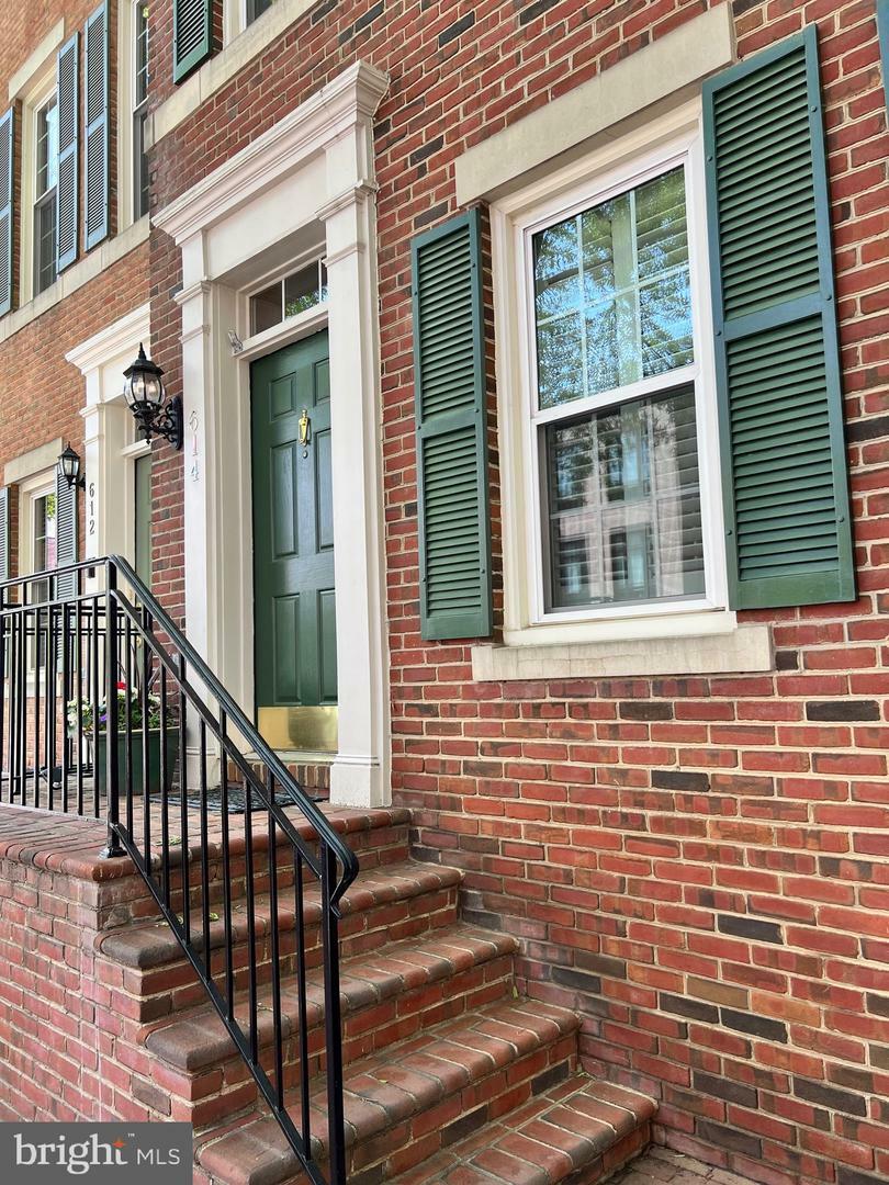 Property Photo: 614 N Pitt Street N VA 22314