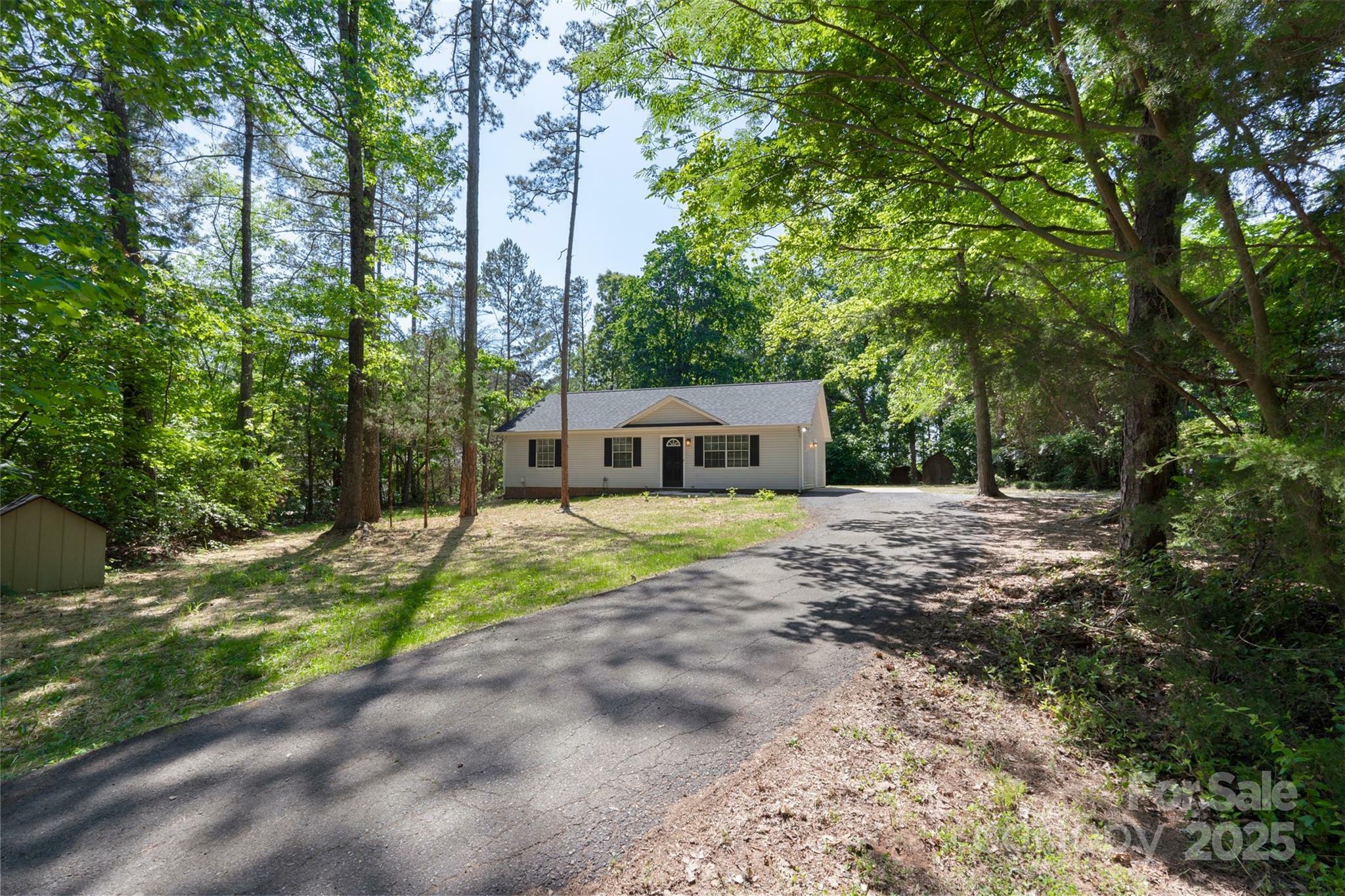 Property Photo: 7525 Cedarbrook Drive NC 28215
