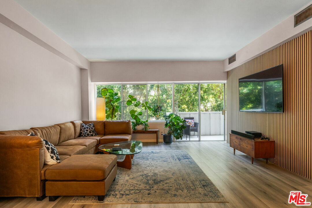 Property Photo: 7135 Hollywood Blvd CA 90046
