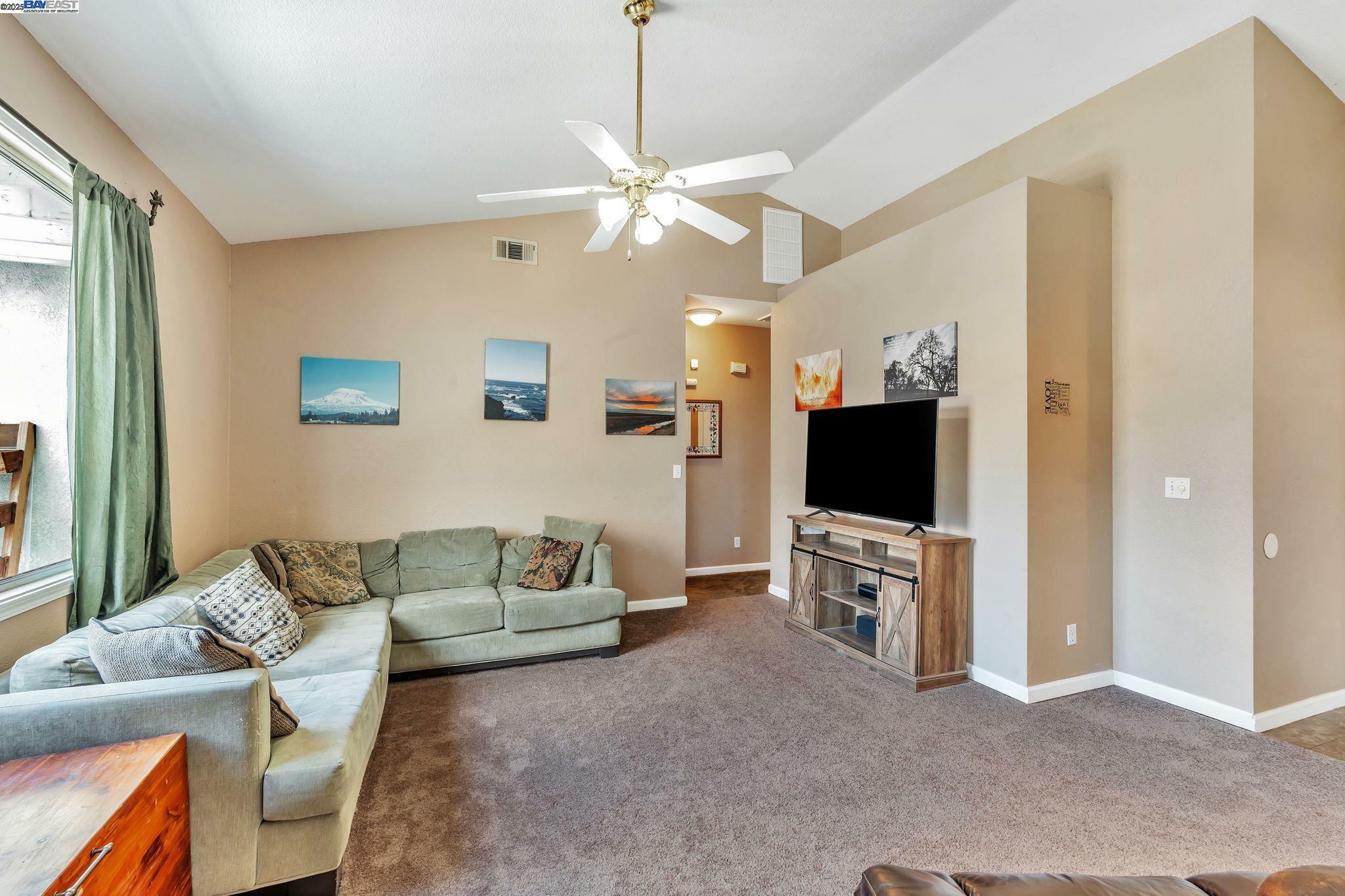 Property Photo: 848 La Cresta Ct CA 93635