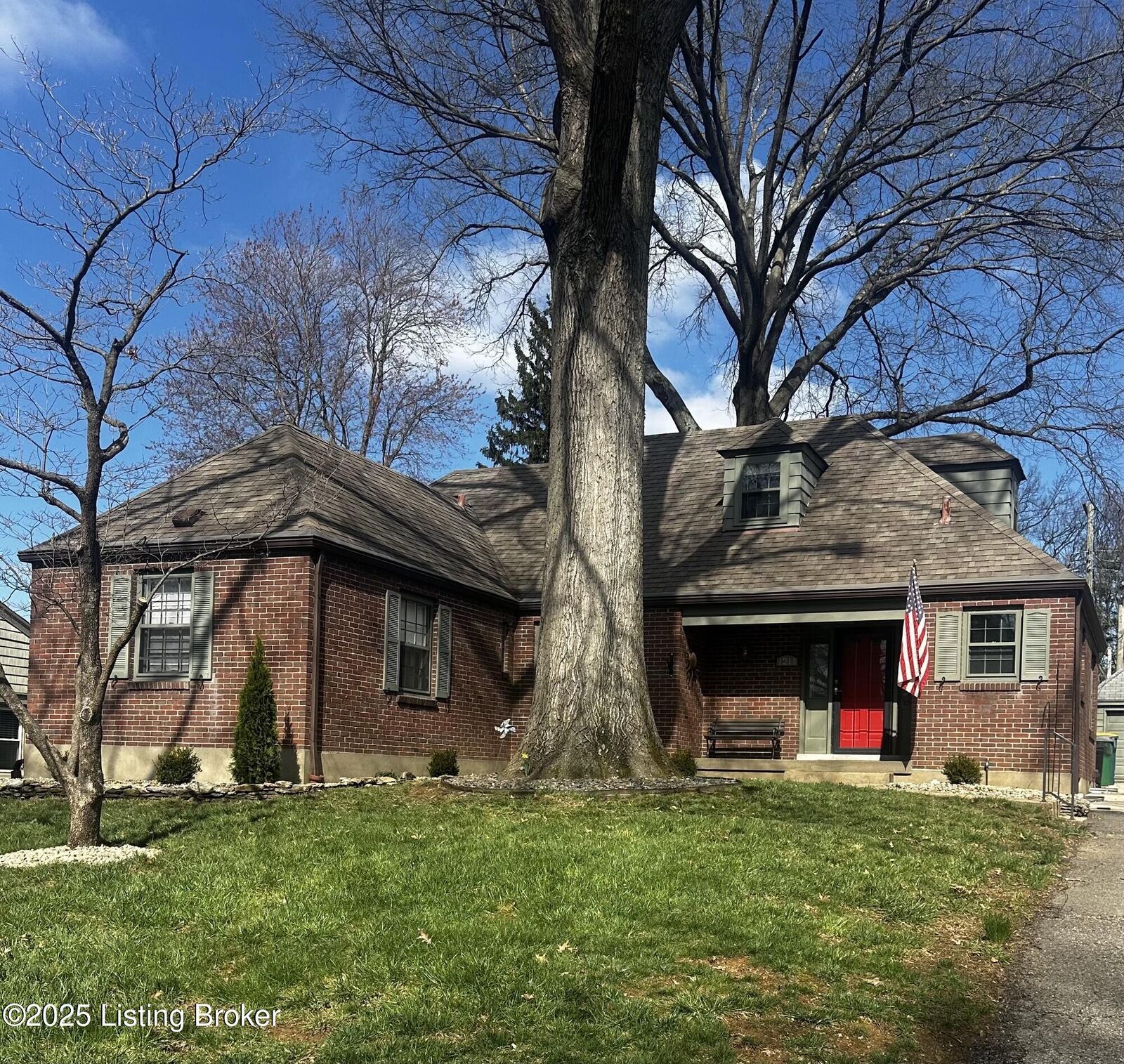 Property Photo:  1211 Falcon Dr  KY 40213 