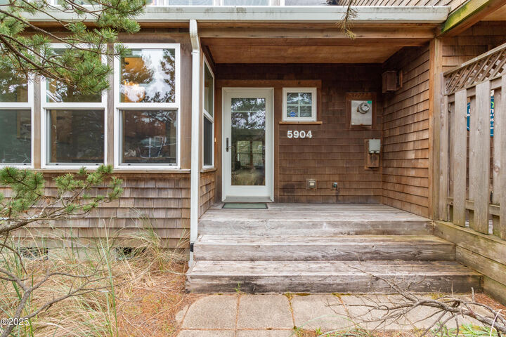 Property Photo: 5904 Barefoot Lane OR 97135