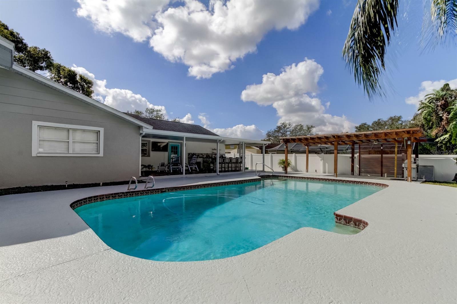 Property Photo: 706 Kingswood Loop FL 33511
