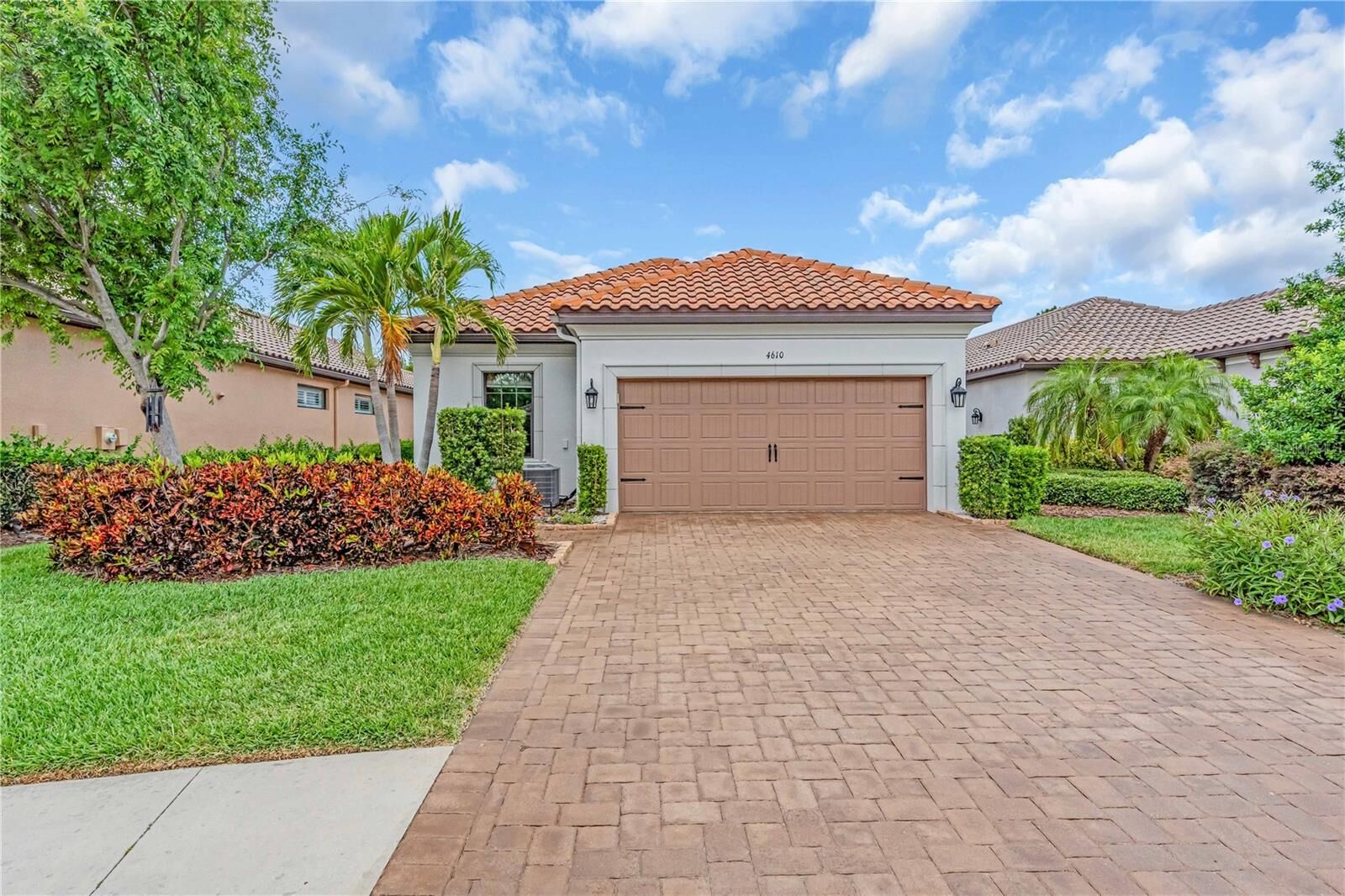 Property Photo: 4610 Alexandria Court FL 34221