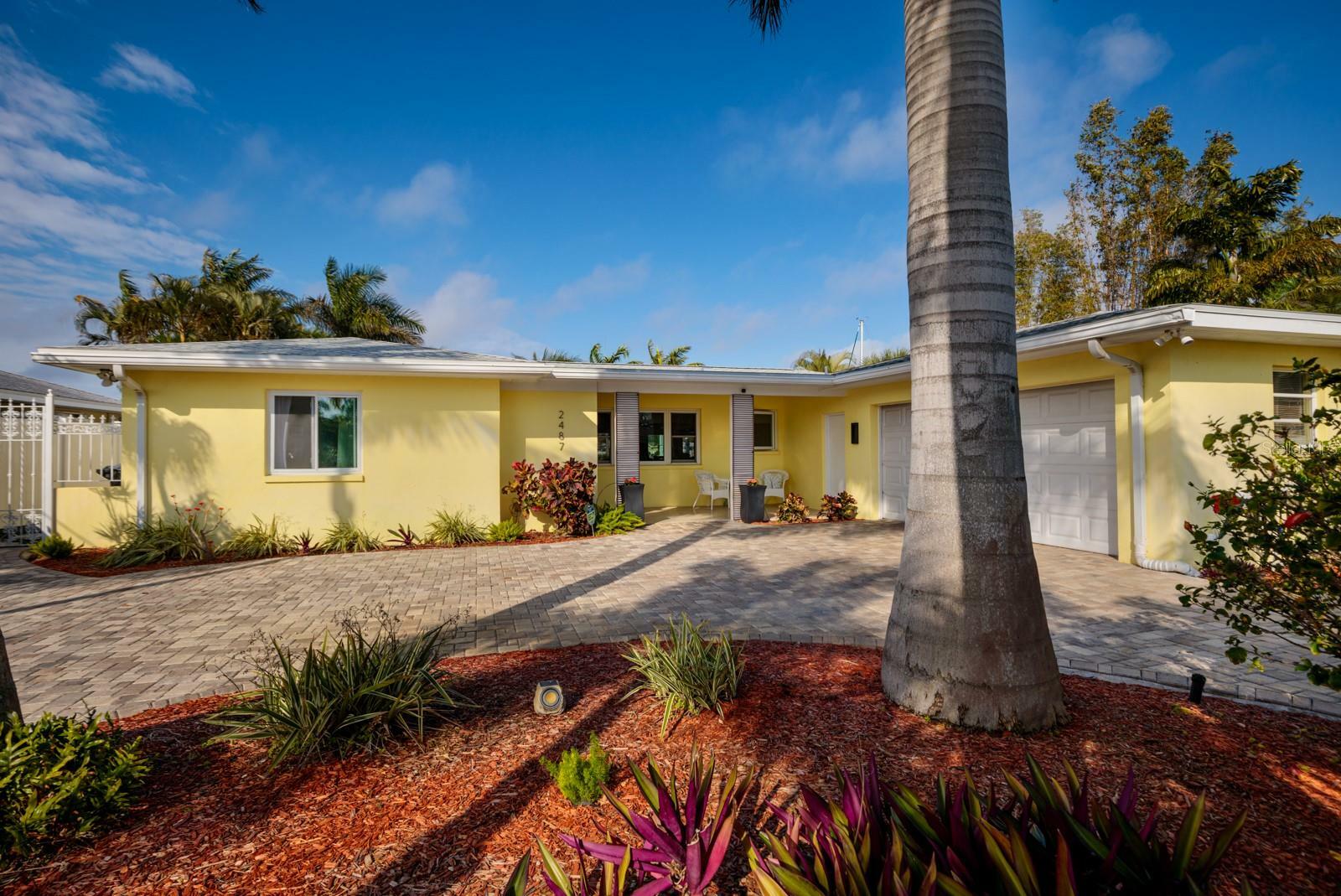 Property Photo: 2487 W Bay Isle Drive SE FL 33705