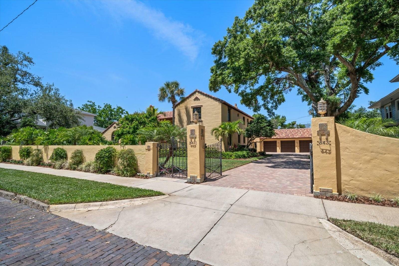 Property Photo: 843 17th Avenue N FL 33704