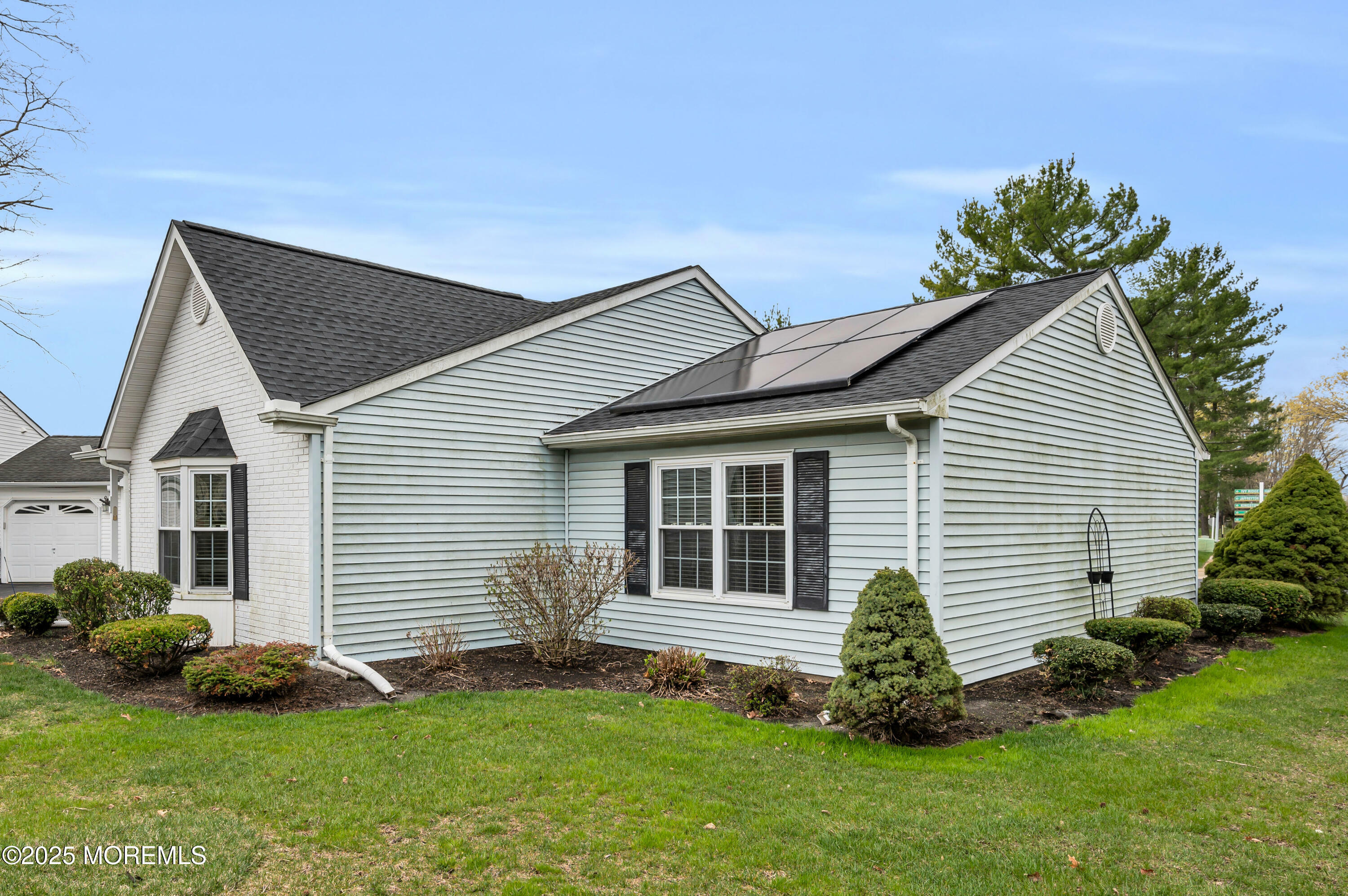 Property Photo: 4 Edgeware Close 1000 NJ 07728
