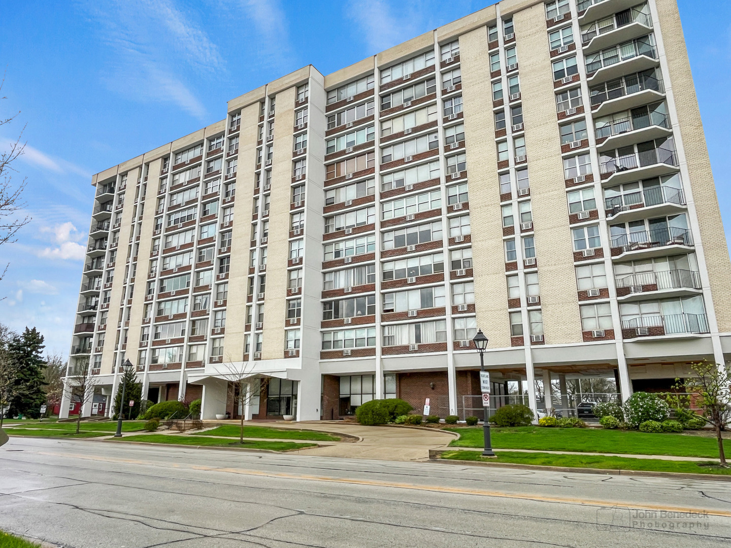 Property Photo: 33 N Main Street 4L IL 60148