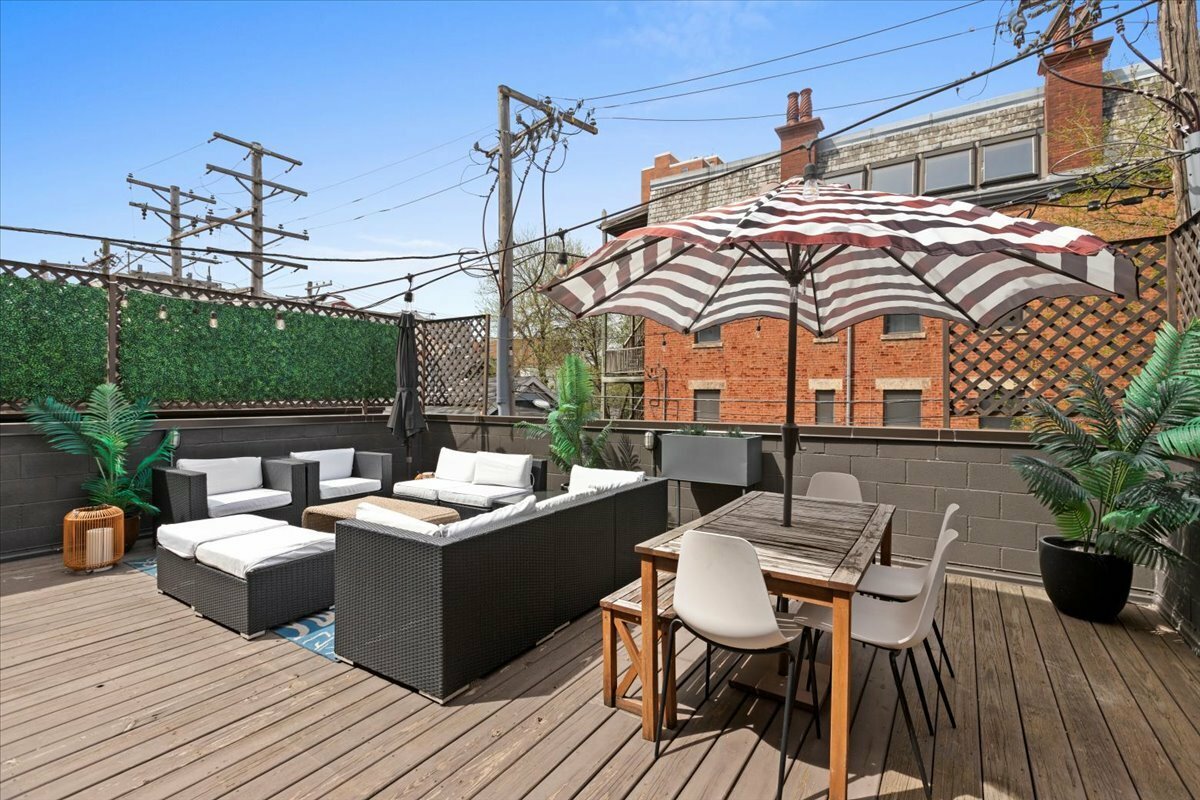 Property Photo: 1404 W Chicago Avenue 2 IL 60642