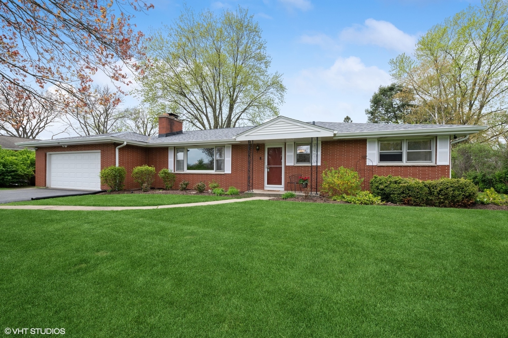 Property Photo: 1112 N Perry Drive IL 60067